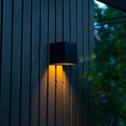 Buiten wandlamp zwart met dimlicht en sensor op solar - Charlotte