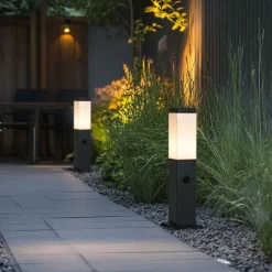 Buitenlamp donkergrijs met opaal glas 45cm IP44 met stopcontact en bewegingssensor - Malios