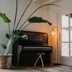 Design vloerlamp zwart met messing en amber glas - Zuzanna