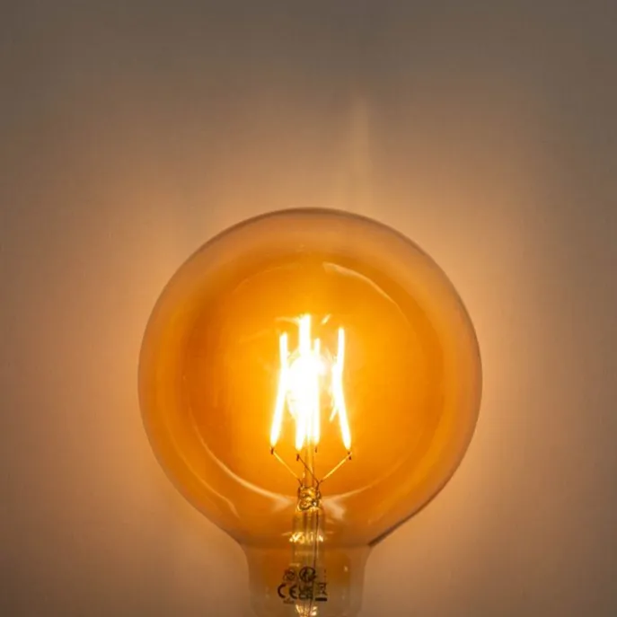 E27 dimbare LED goud G125 4,9W 450 lm 2200K