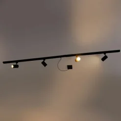 1-fase railsysteem zwart met 4 spots en I voeding vierkant - Jeana