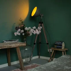 Industriële vloerlamp op houten tripod met grijze kap - Laos