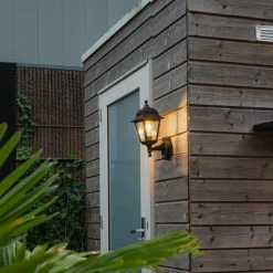 Klassieke buitenwandlamp zwart met bewegingsmelder - Capital