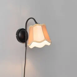 Klassieke wandlamp zwart met lampenkap goud - Nona
