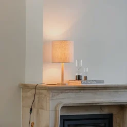 Landelijke tafellamp hout met lichtbruine kap - Mels