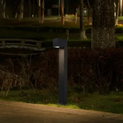 Moderne staande buitenlamp zwart 65cm met stopcontact IP44 - Baleno