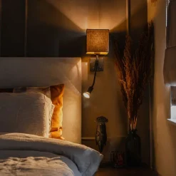 Moderne wandlamp zwart met USB en vierkante zwarte kap - Zeno