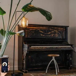 Smart vloerlamp zwart met messing en amber glas incl. Wifi G95 - Zuzanna